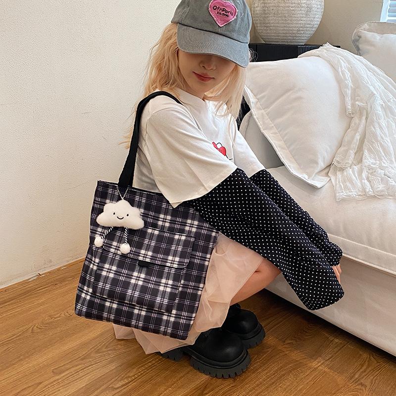 New canvas bag Japanese retro plaid bento bag Bao Ma going out hand bag office worker handbag bag single package чёрный
New canvas bag Japanese retro plaid bento bag Bao Ma going out hand bag office worker handbag bag single package чёрный