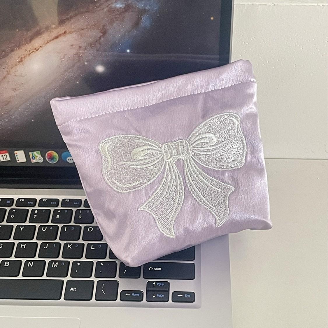 Kawaii Bow Embroidered Purple Makeup Bag Portable Large Capacity Stationery Storage Sweet Korean Fashion Pencil Case for Girls
Kawaii Bow Embroidered Purple Makeup Bag Portable Large Capacity Stationery Storage Sweet Korean Fashion Pencil Case for Girls