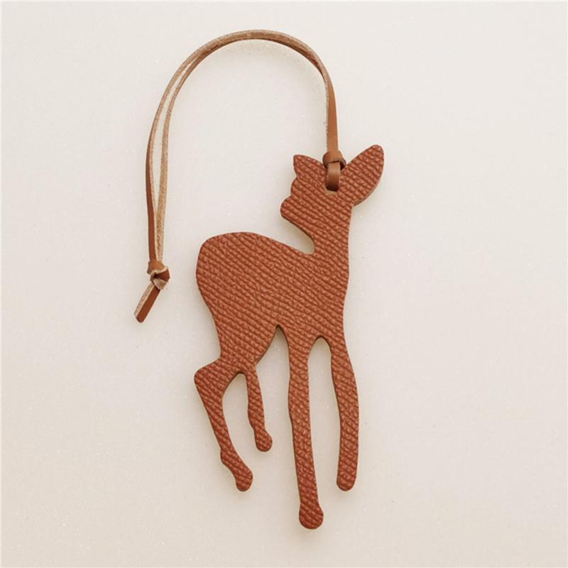 Модный кожаный милый креативный персонализированный брелок для ключей с изображением оленя, женский рюкзак, подвеска, женская сумка, аксессуары с подвесками коричневый
Модный кожаный милый креативный персонализированный брелок для ключей с изображением оленя, женский рюкзак, подвеска, женская сумка, аксессуары с подвесками коричневый