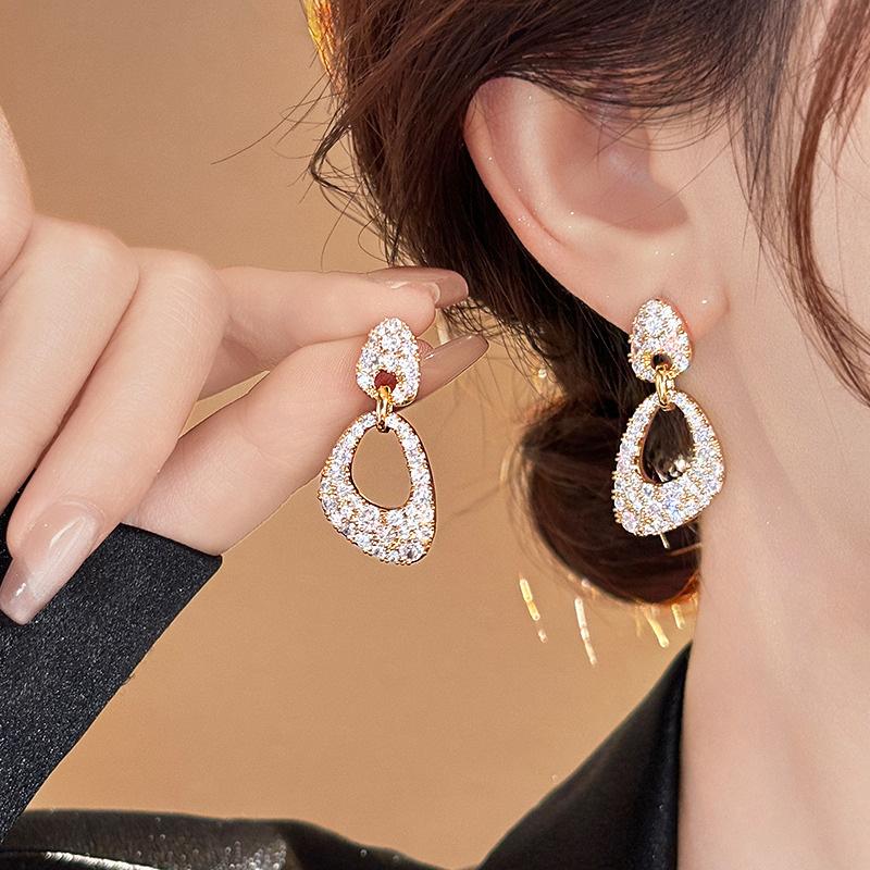 Irregular zir*****val stud earrings exaggerated light luxury temperament earrings fashionable simple versatile earrings
Irregular zir*****val stud earrings exaggerated light luxury temperament earrings fashionable simple versatile earrings