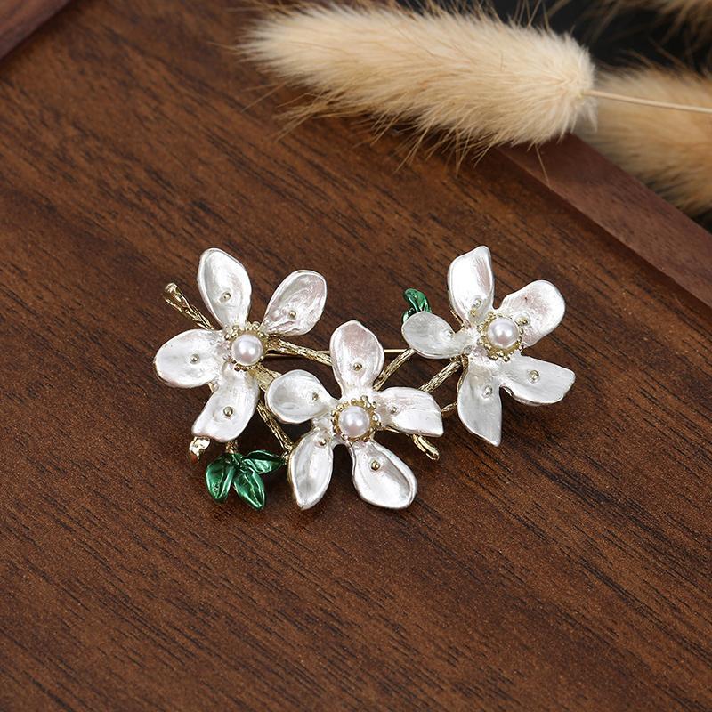 Милый значок на лацкан в форме цветка, инкрустированный блестящими брошами для женщин, девушек, универсальная корсажная одежда, аксессуары, подарки
Милый значок на лацкан в форме цветка, инкрустированный блестящими брошами для женщин, девушек, универсальная корсажная одежда, аксессуары, подарки