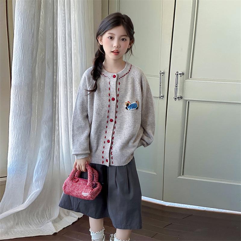 Вязаный кардиган для девочек Осень 2025: Стильный корейский модный свитер для больших детей 170 cm
Вязаный кардиган для девочек Осень 2025: Стильный корейский модный свитер для больших детей 170 cm