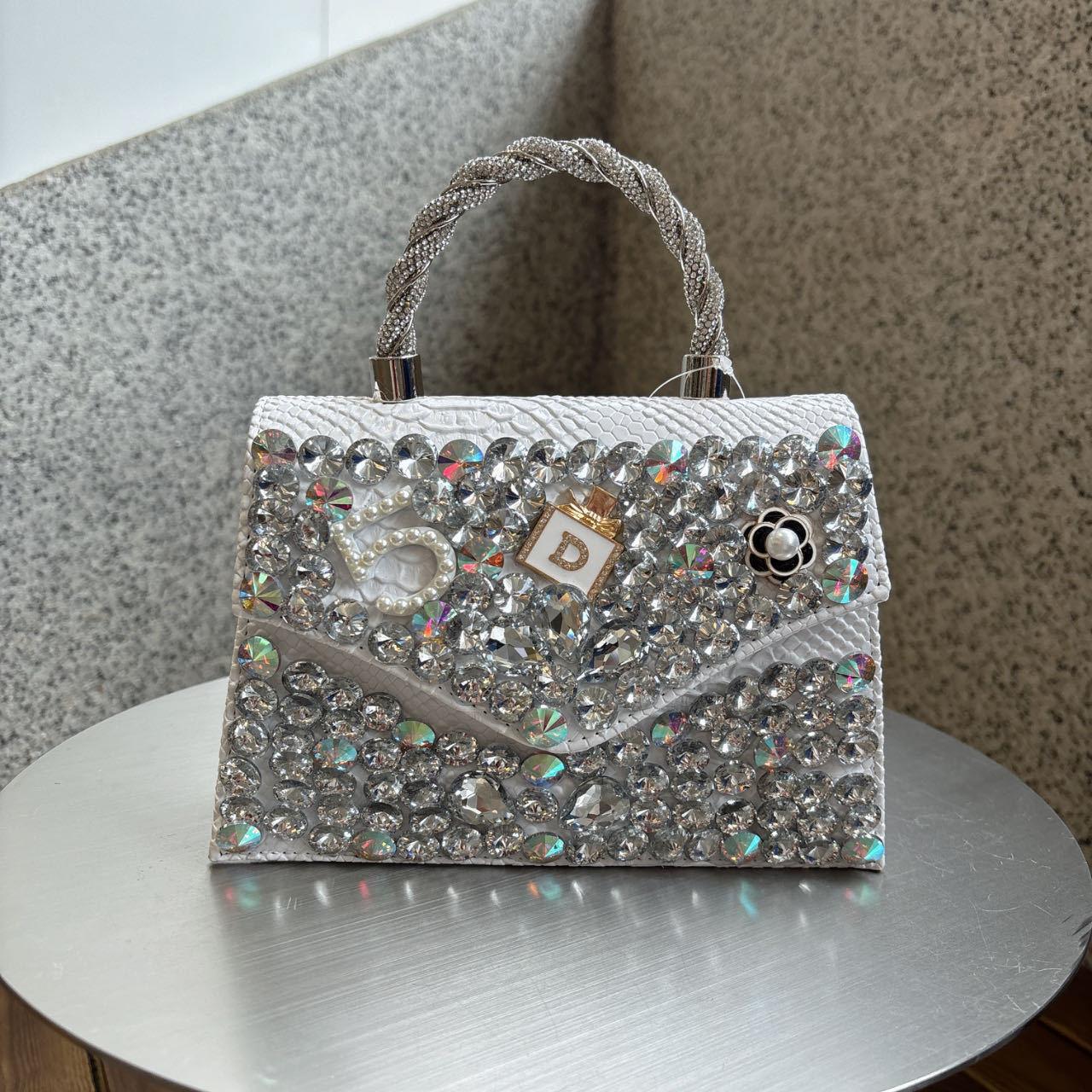 Xiaoxiangfeng Snake Pattern Diamond Bag Shoulder Crossbody Bag Crystal Gem Light Luxury Bag Flower Sparkle Chain Bag Water Diamond Bag білий
Xiaoxiangfeng Snake Pattern Diamond Bag Shoulder Crossbody Bag Crystal Gem Light Luxury Bag Flower Sparkle Chain Bag Water Diamond Bag білий