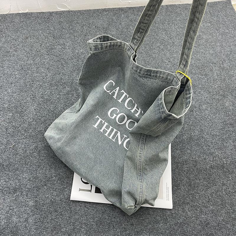 Ladies Handbag Street Trendy Alphabet Large Capacity Tote Bag Women s East Gate Denim Cloth Bag синій
Ladies Handbag Street Trendy Alphabet Large Capacity Tote Bag Women s East Gate Denim Cloth Bag синій