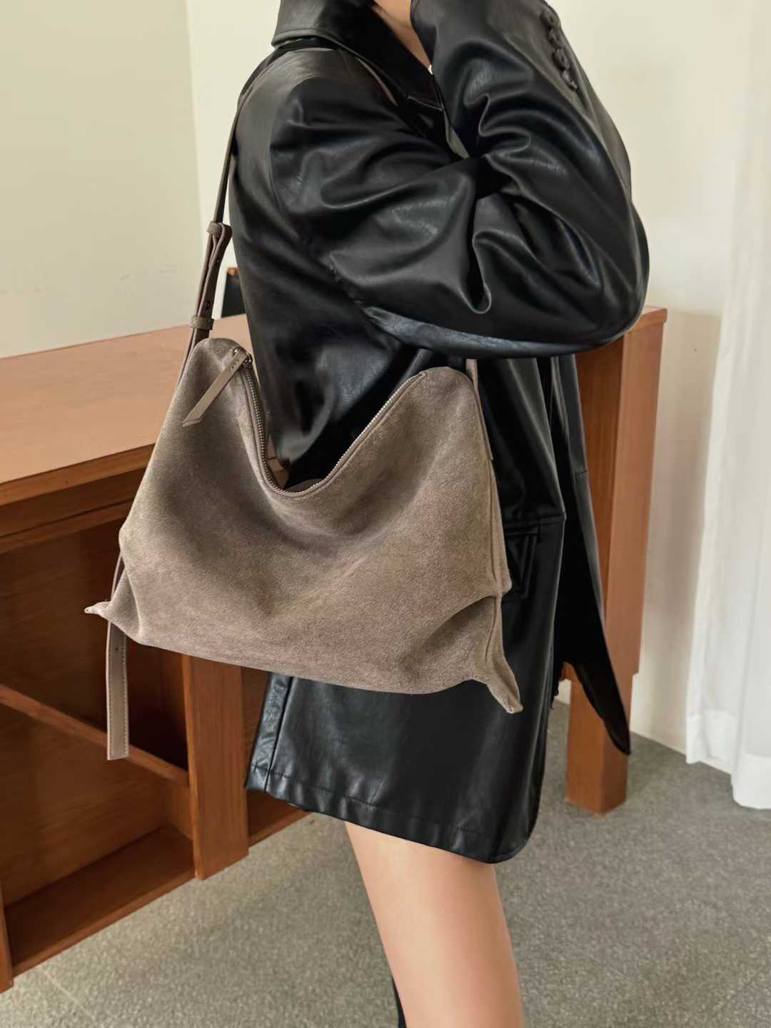 Wind Retro Matte Suede Tote Bag Women S Autumn And Winter Large-Capacity Shoulder Messenger Bag Tide 28*6*21CM
Wind Retro Matte Suede Tote Bag Women S Autumn And Winter Large-Capacity Shoulder Messenger Bag Tide 28*6*21CM