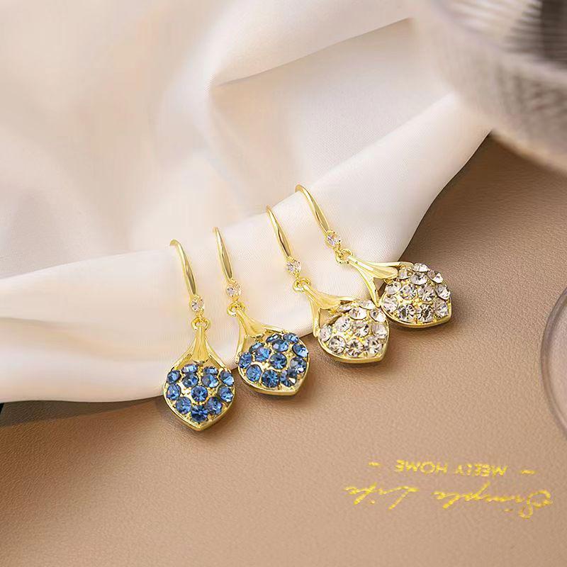 2023 Trendy Luxury Heart Diamond Ear Hooks for Women - Exquisite Niche Design Earrings синий
2023 Trendy Luxury Heart Diamond Ear Hooks for Women - Exquisite Niche Design Earrings синий