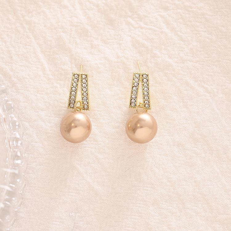 Sweet Girl Earrings Korean Fashion New Temperament Earrings Net Red Wild Simple And Small Net Red Long Pearl Crystal Earrings
Sweet Girl Earrings Korean Fashion New Temperament Earrings Net Red Wild Simple And Small Net Red Long Pearl Crystal Earrings