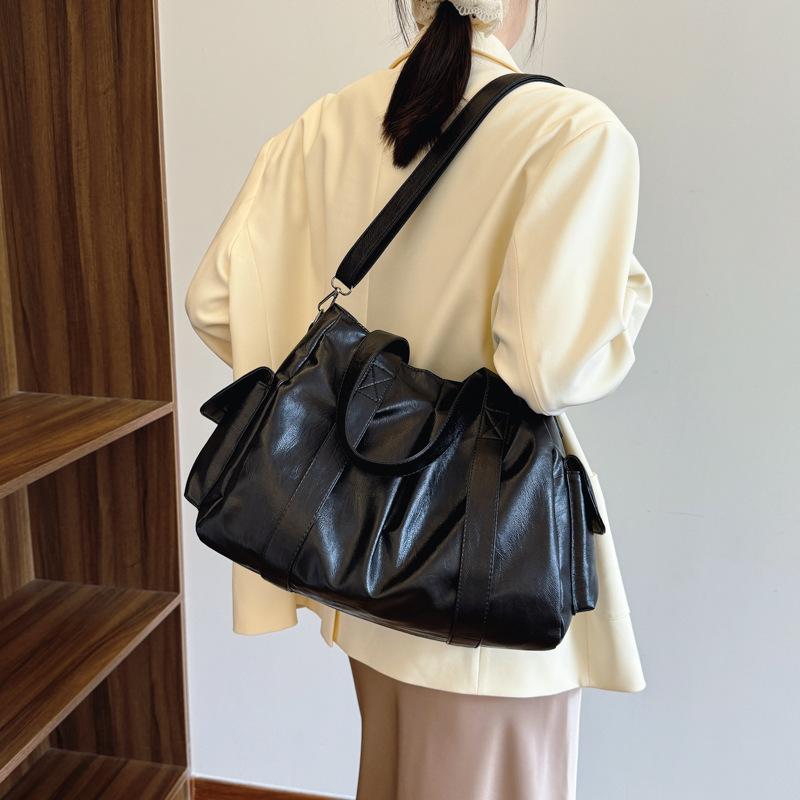 Большая вместительная сумка 2024 года, новая повседневная универсальная сумка через плечо в иностранном стиле, простая женская сумка в стиле ретро 35*18*28 чёрный
Большая вместительная сумка 2024 года, новая повседневная универсальная сумка через плечо в иностранном стиле, простая женская сумка в стиле ретро 35*18*28 чёрный