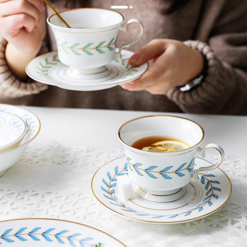 1Set Bone China Cup Tea Cup Saucer Set 200ml Ceramic Coffee Mug Golden Trim British Afternoon Teacup 7Oz Espresso Cup with Plate 200ml
1Set Bone China Cup Tea Cup Saucer Set 200ml Ceramic Coffee Mug Golden Trim British Afternoon Teacup 7Oz Espresso Cup with Plate 200ml
