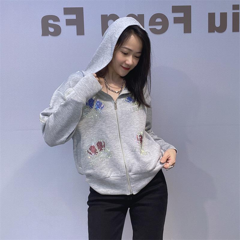 Новая короткая куртка-худи для женской осени и зимы со стразами, маленький кардиган на молнии и толстовка с капюшоном One Size серый
Новая короткая куртка-худи для женской осени и зимы со стразами, маленький кардиган на молнии и толстовка с капюшоном One Size серый