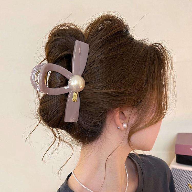 Acrylic pearl bow-shaped hairpin, large grab clip on the back of women s head, fashionable versatile headgear, high-end hair accessories
Acrylic pearl bow-shaped hairpin, large grab clip on the back of women s head, fashionable versatile headgear, high-end hair accessories