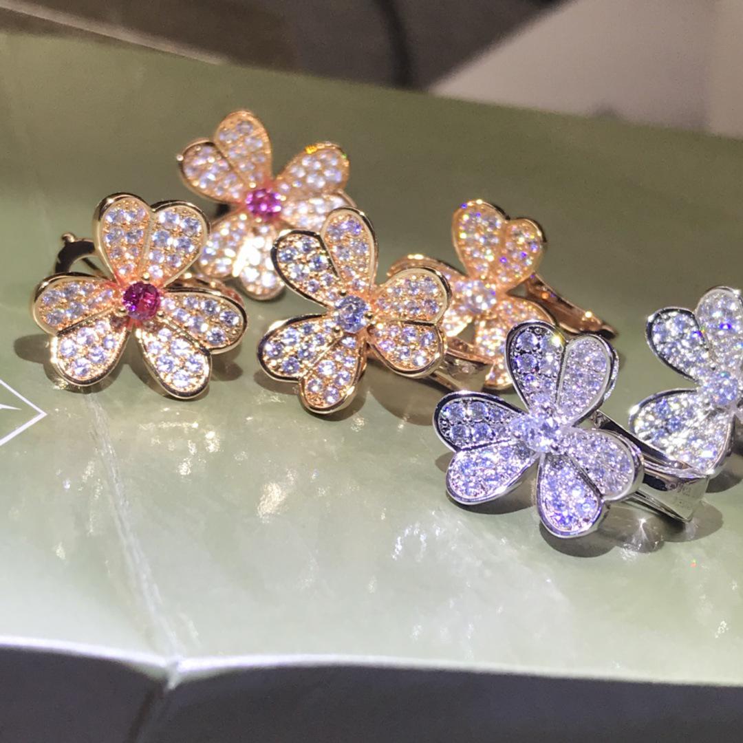 925 Silver Three-Flower Diamond Earrings - Exquisite Clover Studs with Simple, Trendy Design for Women
925 Silver Three-Flower Diamond Earrings - Exquisite Clover Studs with Simple, Trendy Design for Women
