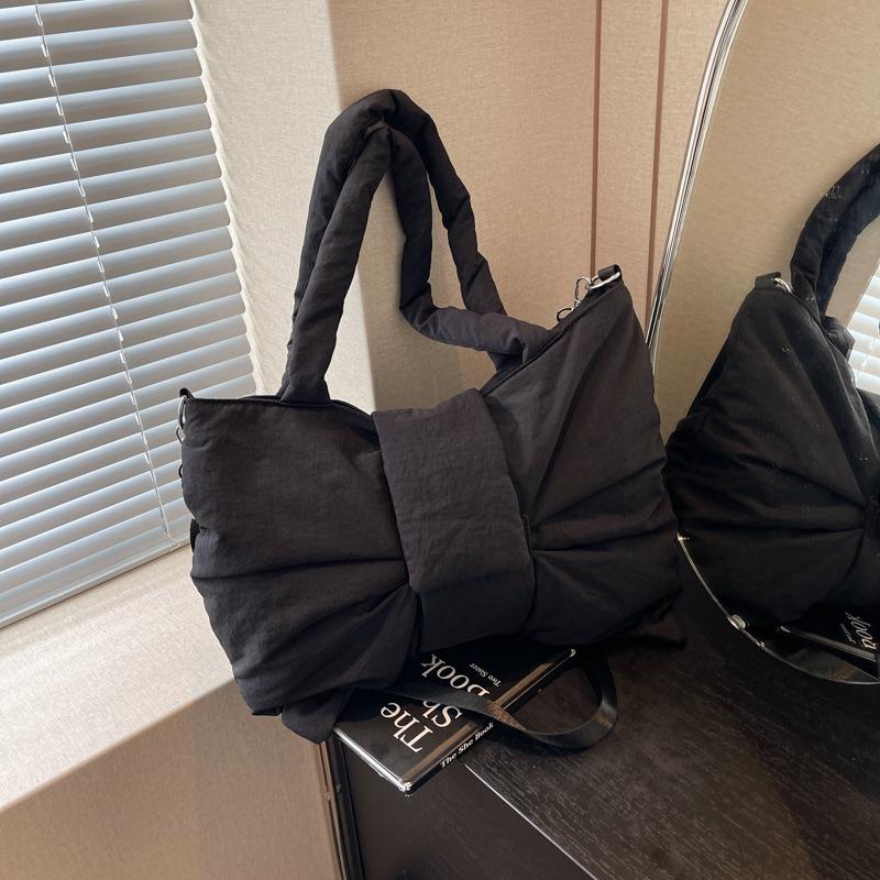 Casual large-capacity nylon cloth bag women s new versatile bow underarm shoulder bag messenger bag off білий колір
Casual large-capacity nylon cloth bag women s new versatile bow underarm shoulder bag messenger bag off білий колір