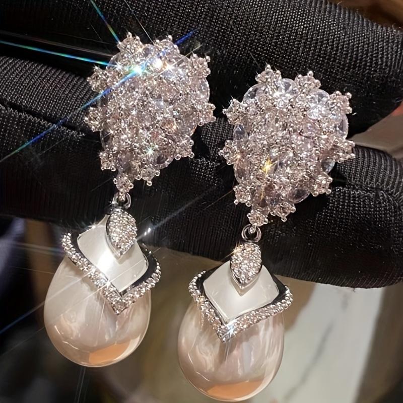 Fashion flower zircon dangle earrings with faux pearl pendant. Luxury bridal style for wedding and banquet occasions.
Fashion flower zircon dangle earrings with faux pearl pendant. Luxury bridal style for wedding and banquet occasions.