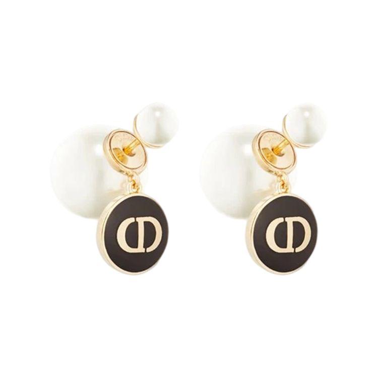 Сережки Dior Tribales з металу з покриттям золотом та білими смоляними намистинами, у комплекті з підвіскою з чорного лакованого металу. Жіночі сережки E1587TRILQ-D307 Black
Сережки Dior Tribales з металу з покриттям золотом та білими смоляними намистинами, у комплекті з підвіскою з чорного лакованого металу. Жіночі сережки E1587TRILQ-D307 Black