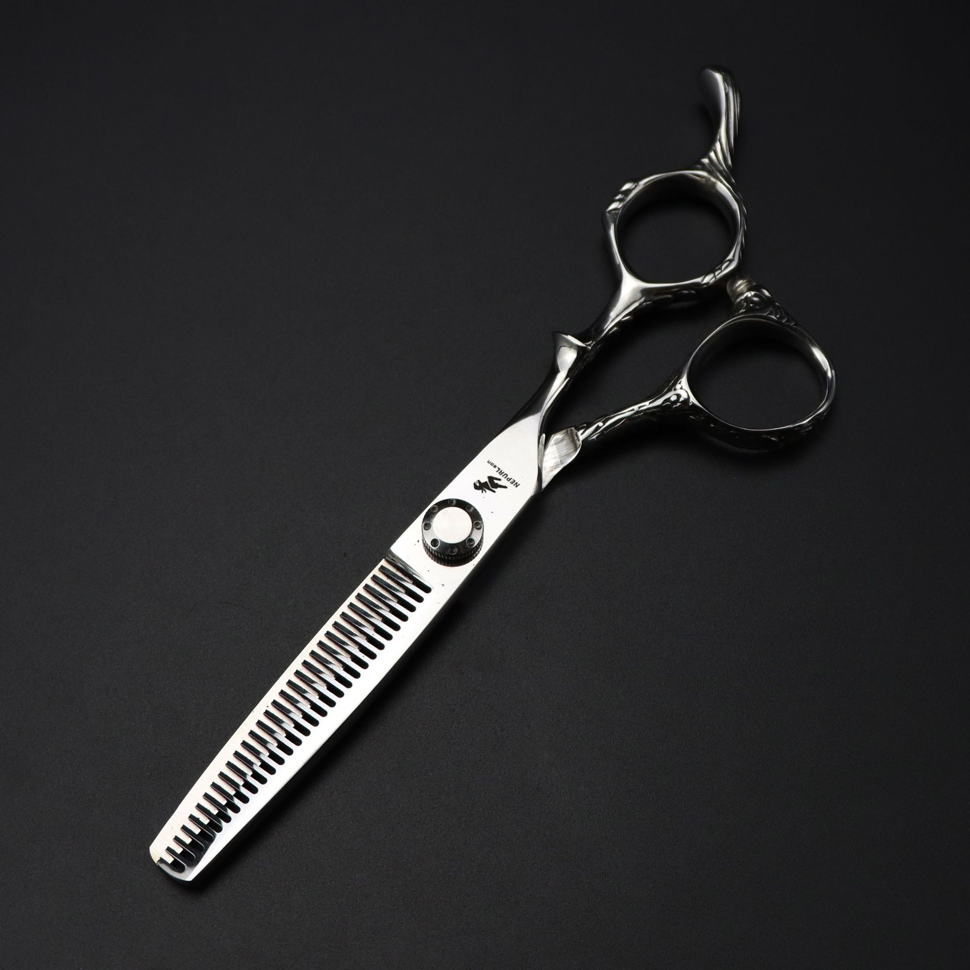 6.0 Inch, Nimpson, Sword Type, Knife Head Pattern Personality, Hair Scissors, Hair Scissors, Flat Scissors And Carved Dragons.
6.0 Inch, Nimpson, Sword Type, Knife Head Pattern Personality, Hair Scissors, Hair Scissors, Flat Scissors And Carved Dragons.
