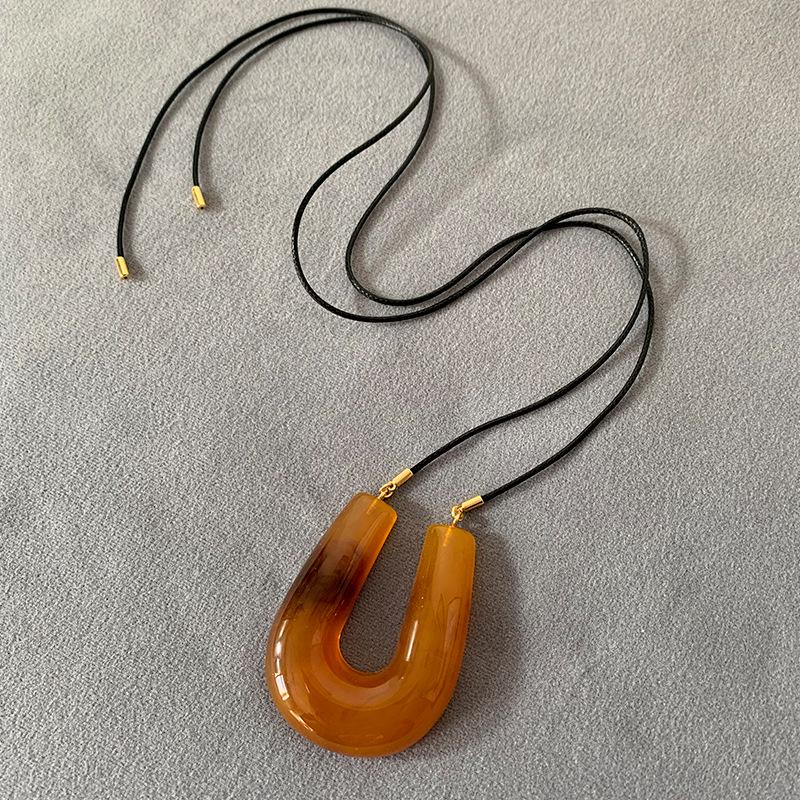 Retro European and American U-Shaped Geometric Necklace with Irregular Resin and Horsehair Leather Cord
Retro European and American U-Shaped Geometric Necklace with Irregular Resin and Horsehair Leather Cord