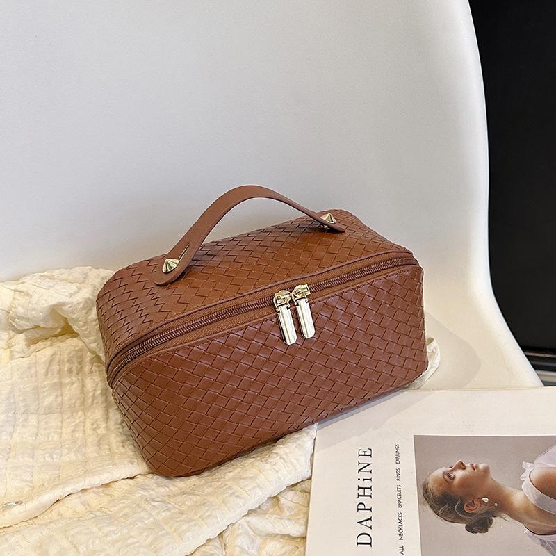 2026 Woven Cosmetic Bag Large Capacity Portable Ins Organ Pillow Bag Travel Cosmetics Wash Storage 25*11*13CM коричневий
2026 Woven Cosmetic Bag Large Capacity Portable Ins Organ Pillow Bag Travel Cosmetics Wash Storage 25*11*13CM коричневий