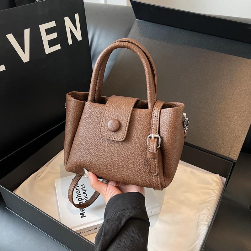 Текстурированная сумка-тоут женская 2025 новая летняя универсальная модная на плечо сумка-ведро высококлассная деловая сумка-мессенджер
Текстурированная сумка-тоут женская 2025 новая летняя универсальная модная на плечо сумка-ведро высококлассная деловая сумка-мессенджер