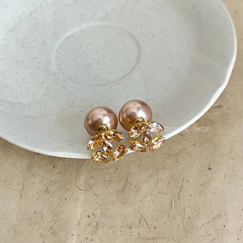 Super Flash Zircon Pearl Stud Earrings: Niche Fashion, Exquisite Two-Wear Design, Light Luxury High-End Accessories for Women.
Super Flash Zircon Pearl Stud Earrings: Niche Fashion, Exquisite Two-Wear Design, Light Luxury High-End Accessories for Women.