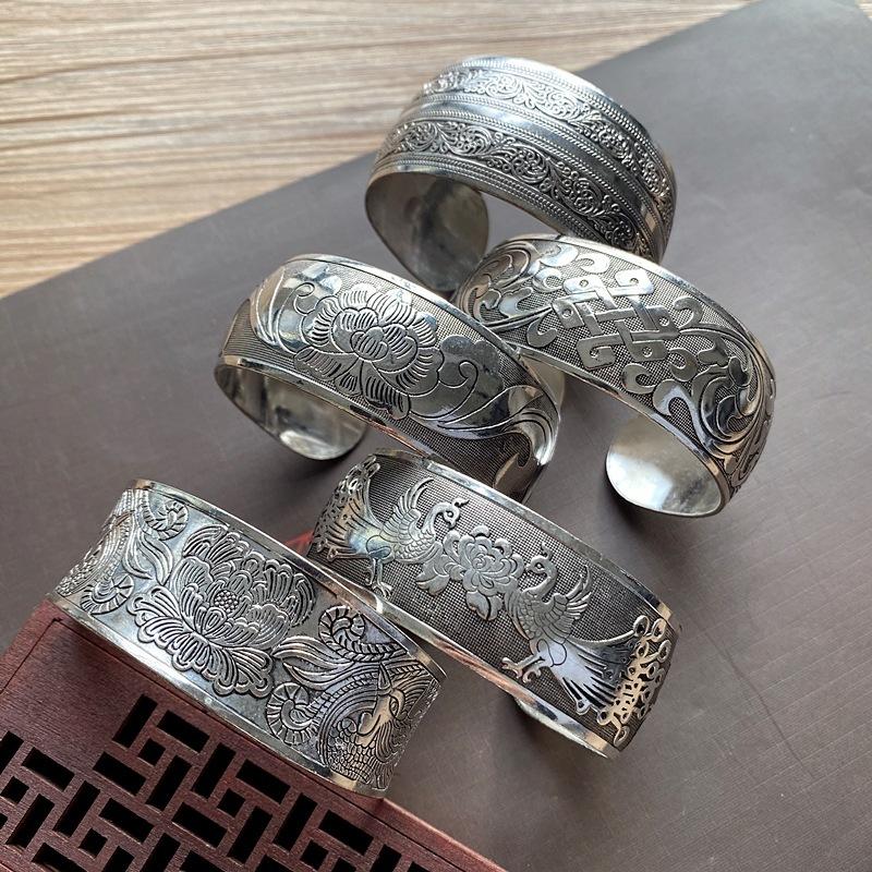 Bohemian Ethnic Style Retro Silver Wide Bracelet for Women Carved Flower Opening Fashionable Bracelet Boho Vintage Jewelry Style 2
Bohemian Ethnic Style Retro Silver Wide Bracelet for Women Carved Flower Opening Fashionable Bracelet Boho Vintage Jewelry Style 2