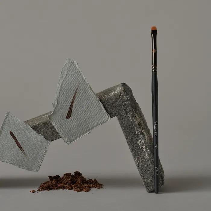 NEW 717 EYELINER
NEW 717 EYELINER