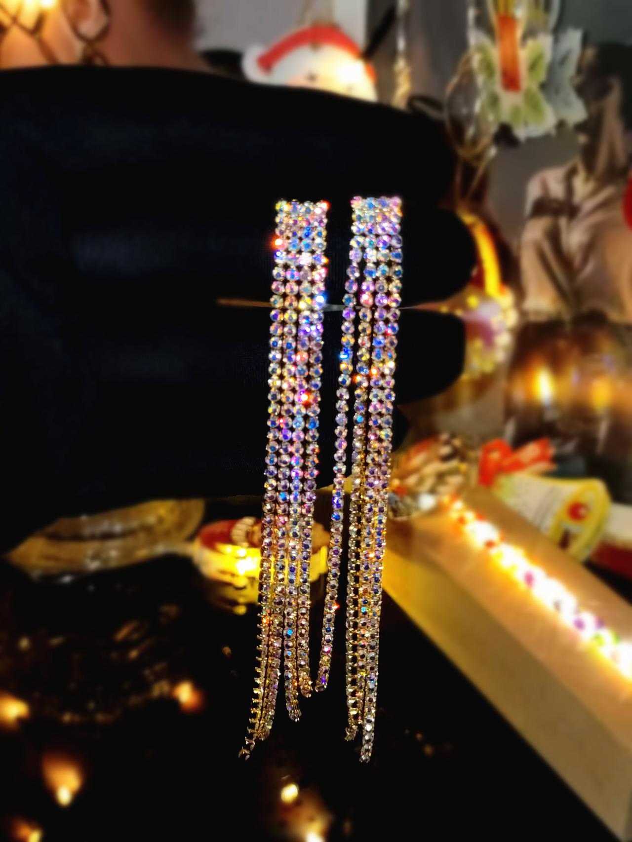 Premium super flash full diamond long fringed earrings
Premium super flash full diamond long fringed earrings