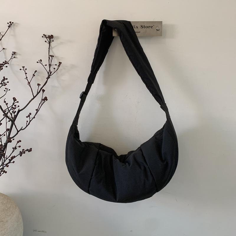 Korean version niche large capacity wide shoulder strap nylon bag padded bag female student pleated dumpling bag commuter shoulder bag чёрный
Korean version niche large capacity wide shoulder strap nylon bag padded bag female student pleated dumpling bag commuter shoulder bag чёрный