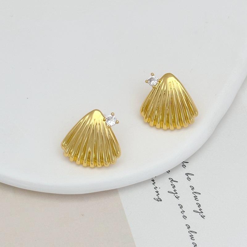 Fashion Design High-End Earrings Slightly Inlaid With Zircon Gold Summer Women S Stud Earrings золотий
Fashion Design High-End Earrings Slightly Inlaid With Zircon Gold Summer Women S Stud Earrings золотий