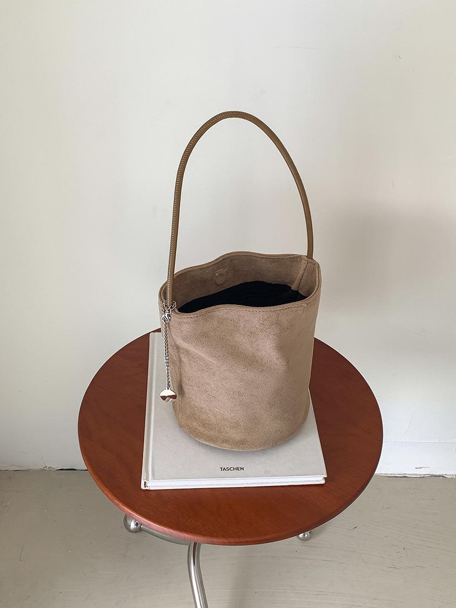 Vintage Tassel ladies bucket shoulder bags small Matte PU Leather lady handbag winter new Faux suede female totes bolsos абрикосовый
Vintage Tassel ladies bucket shoulder bags small Matte PU Leather lady handbag winter new Faux suede female totes bolsos абрикосовый