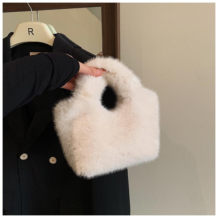 Плюшева сумка жіноча осінь і зима універсальна 2024 нова повсякденна сумка цього року портативна пухнаста сумка-відро білий
Плюшева сумка жіноча осінь і зима універсальна 2024 нова повсякденна сумка цього року портативна пухнаста сумка-відро білий