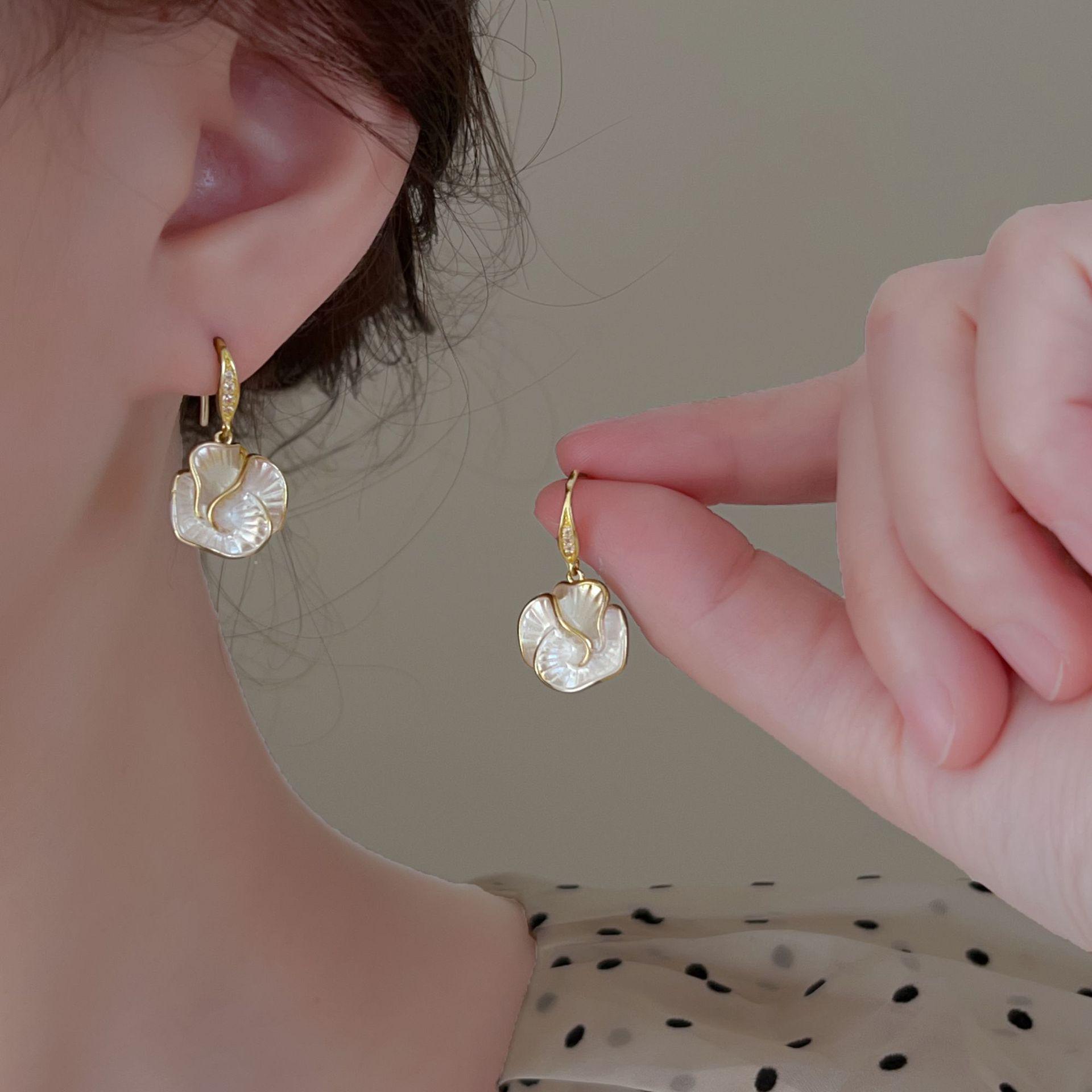 Элегантные серьги с цветком камелии: 2023 Серьги-пусеты класса люкс для женщин
Элегантные серьги с цветком камелии: 2023 Серьги-пусеты класса люкс для женщин