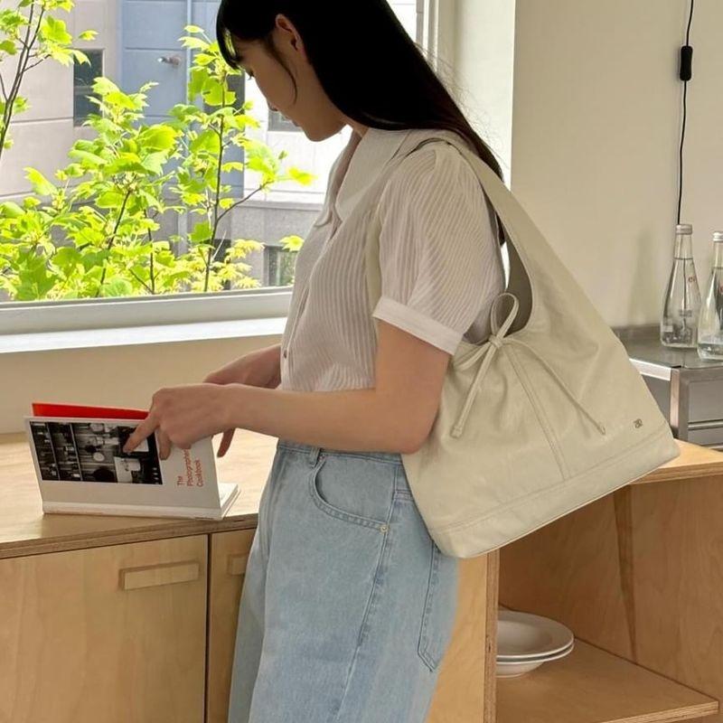 South korea Depound Bag New Niche French style Bow Strap Shoulder Bag Women Large Capacity All-Match Tote Bag White small size Counter Quality
South korea Depound Bag New Niche French style Bow Strap Shoulder Bag Women Large Capacity All-Match Tote Bag White small size Counter Quality