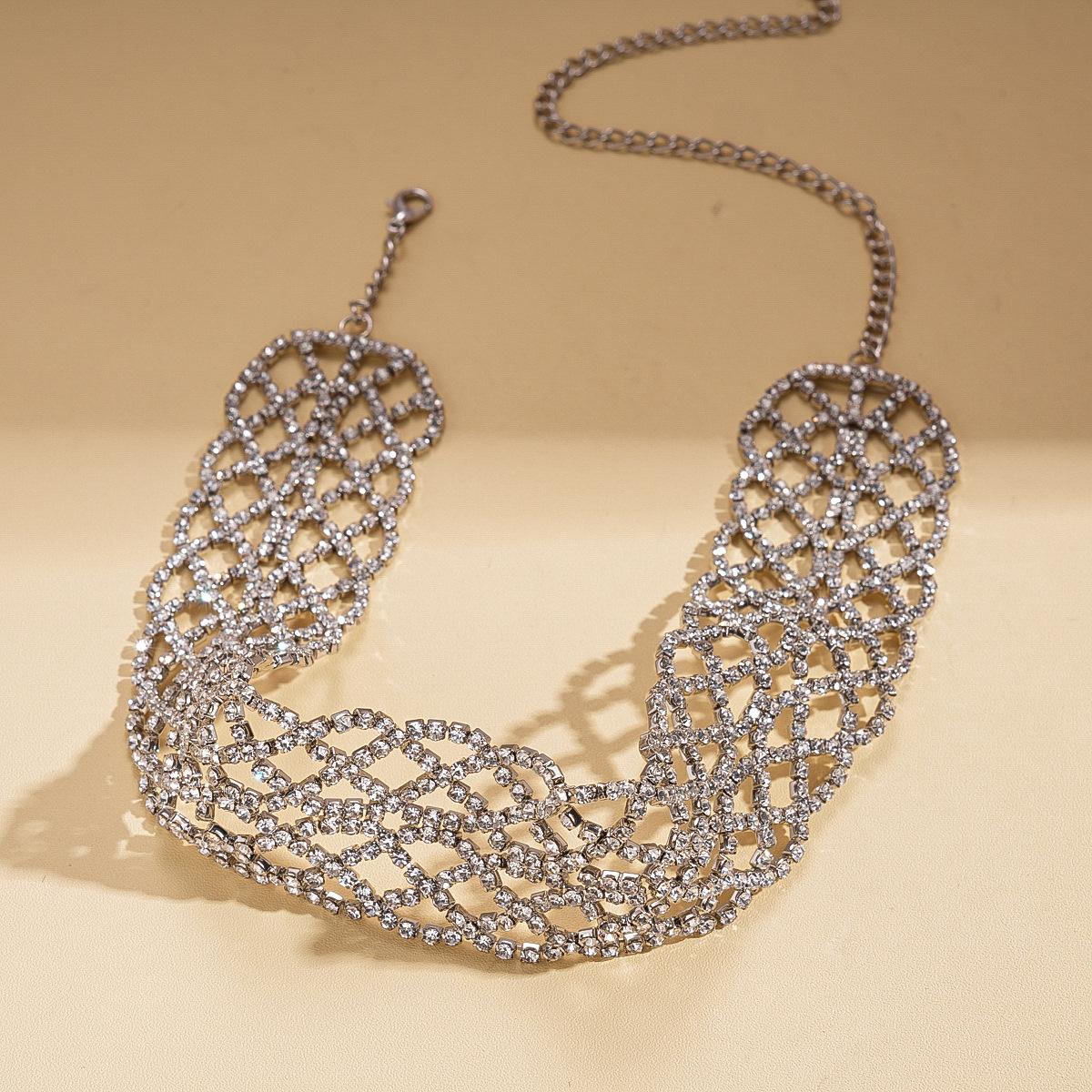 Diamond-encrusted geometric cross hollow neck chain collarbone chain niche exquisite retro necklace
Diamond-encrusted geometric cross hollow neck chain collarbone chain niche exquisite retro necklace