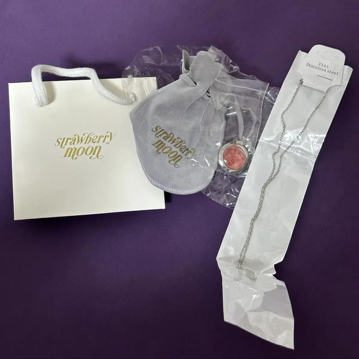 Ожерелье Iu Strawberry Moon
Ожерелье Iu Strawberry Moon