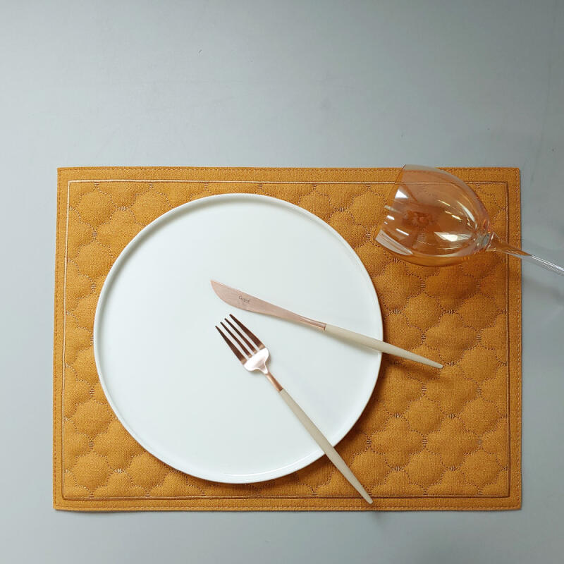 Quilted square mat with gold embroidery flowers white
Quilted square mat with gold embroidery flowers white