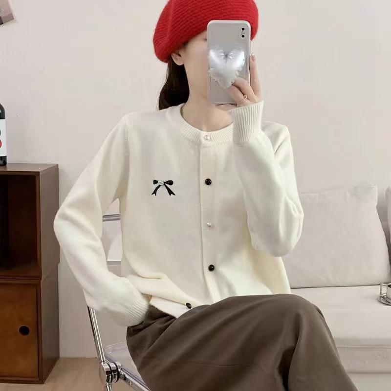 Новый красный кардиган свободного кроя с жемчужной пряжкой-бантом, женский трикотажный свитер с длинным рукавом, для ношения под верхнюю одежду, высокого класса абрикосовый
Новый красный кардиган свободного кроя с жемчужной пряжкой-бантом, женский трикотажный свитер с длинным рукавом, для ношения под верхнюю одежду, высокого класса абрикосовый