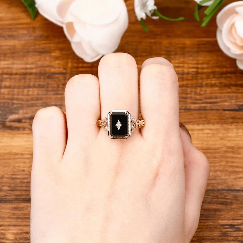 1pc Elegant s Ring - Square Bezel Setting with Black Center Stone, Golden-Tone Band, Square Accent - Dainty Everyday & Formal Jewelry - Synthetic Syn 8 золотистый
1pc Elegant s Ring - Square Bezel Setting with Black Center Stone, Golden-Tone Band, Square Accent - Dainty Everyday & Formal Jewelry - Synthetic Syn 8 золотистый