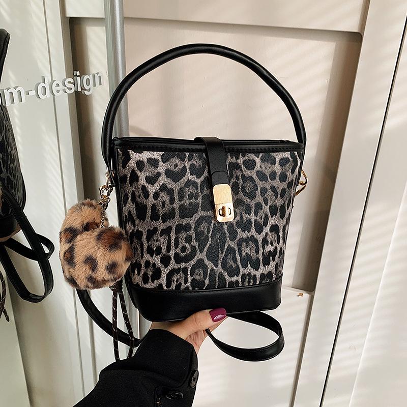Women s Trendy Leopard Print Crossbody Tote for Autumn/Winter 2024 Without Pendant чёрный
Women s Trendy Leopard Print Crossbody Tote for Autumn/Winter 2024 Without Pendant чёрный