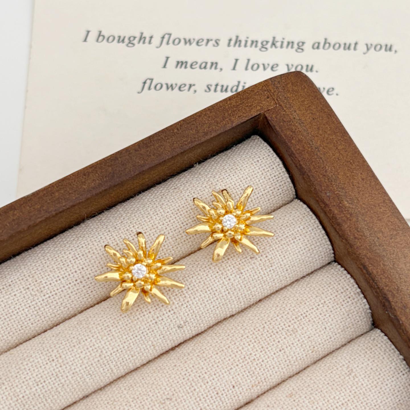 French Retro Zirconia Flower Stud Earrings - Fashionable and Elegant Design золотий
French Retro Zirconia Flower Stud Earrings - Fashionable and Elegant Design золотий