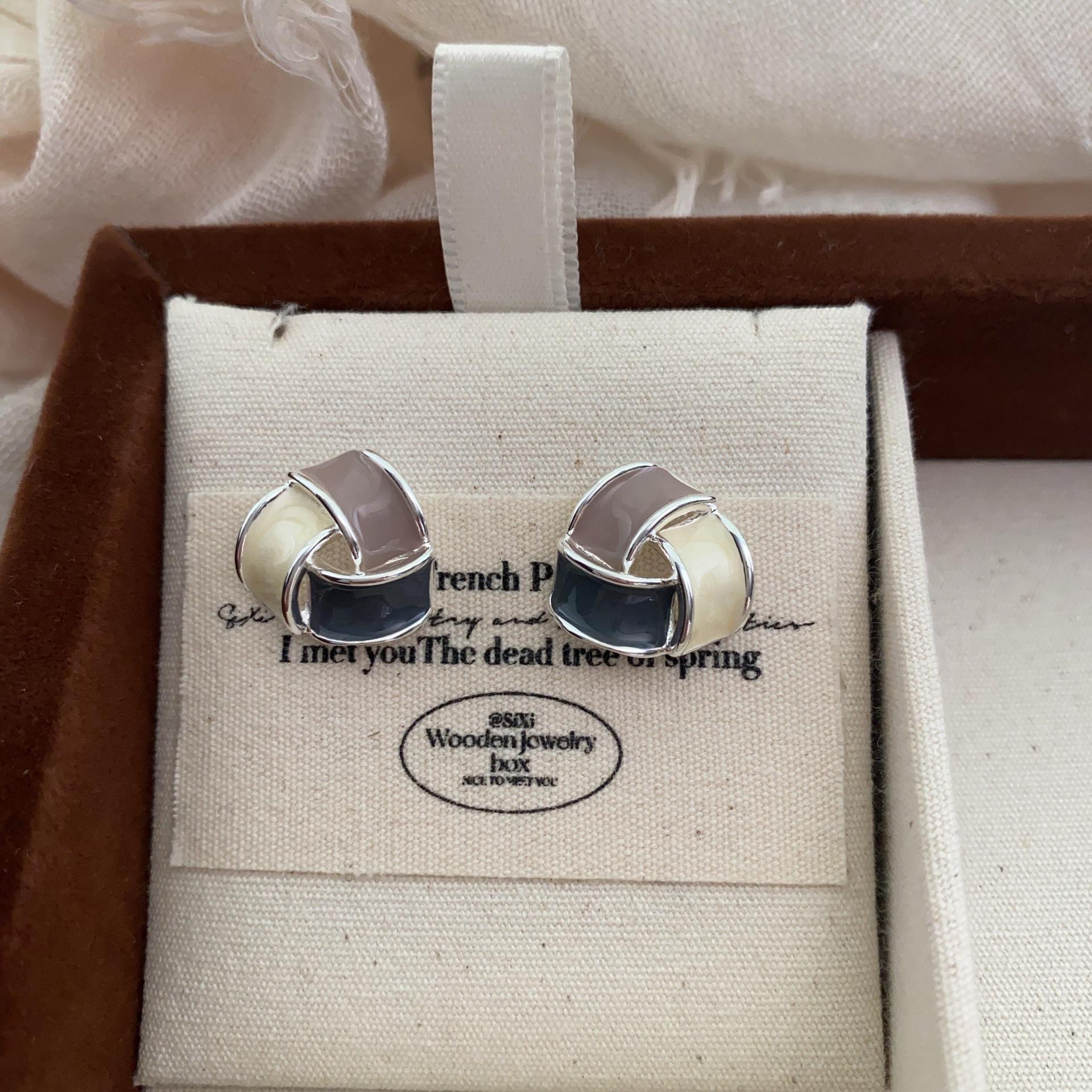 French Surround Drop Glaze Earrings Women s Niche Design Earrings Women s Temperament Versatile Earrings Light Luxury Premium Earrings
French Surround Drop Glaze Earrings Women s Niche Design Earrings Women s Temperament Versatile Earrings Light Luxury Premium Earrings