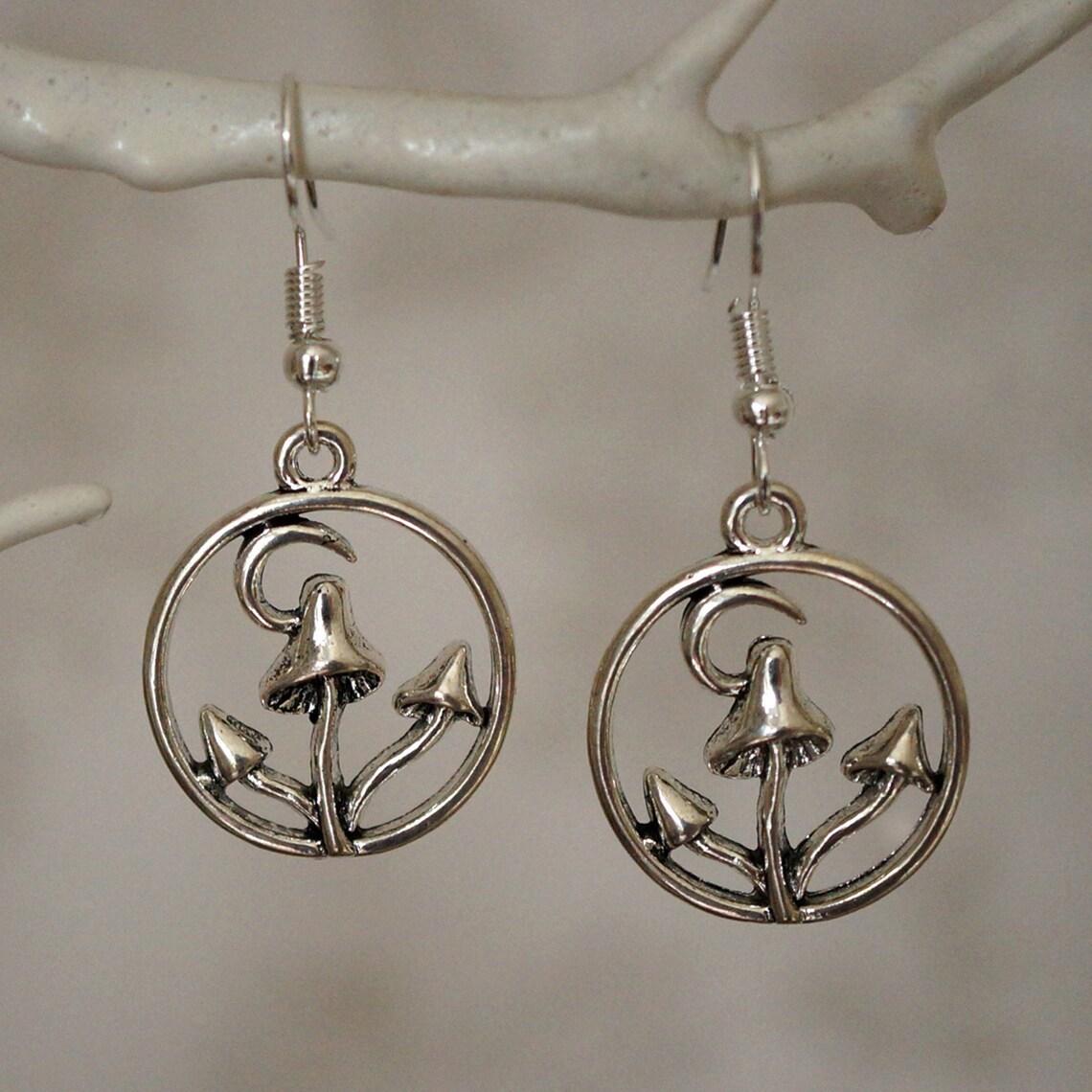 Bohemia Retro Sliver Color Crescent Moon Mushroom Star Dangle Earrings for Women Halloween Celestial Forest Fairy Witchy Jewelry
Bohemia Retro Sliver Color Crescent Moon Mushroom Star Dangle Earrings for Women Halloween Celestial Forest Fairy Witchy Jewelry