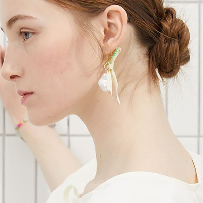 Iannmore Green Tape Logo Pearl Earrings White_FREE
Iannmore Green Tape Logo Pearl Earrings White_FREE