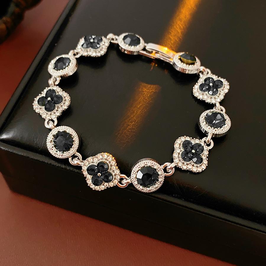 Four-leaf Clover Bracelet - Luxurious and High-end, Exquisite Design, Delicate Handcrafted, Rare and Unique Accessory for Women. сірий
Four-leaf Clover Bracelet - Luxurious and High-end, Exquisite Design, Delicate Handcrafted, Rare and Unique Accessory for Women. сірий