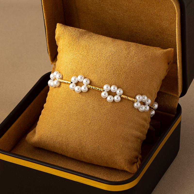 French Shijia Vintage Pearl Bracelet & Necklace Set - Elegant Women s Niche, Simple Cold Style Clavicle Chain.
French Shijia Vintage Pearl Bracelet & Necklace Set - Elegant Women s Niche, Simple Cold Style Clavicle Chain.
