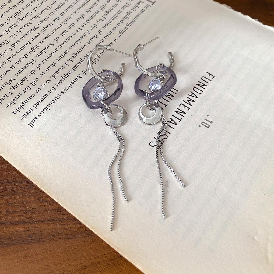 Silver needle zircon acrylic round fringed earrings fashionable personality commuting versatile stud earrings niche high-end earrings
Silver needle zircon acrylic round fringed earrings fashionable personality commuting versatile stud earrings niche high-end earrings