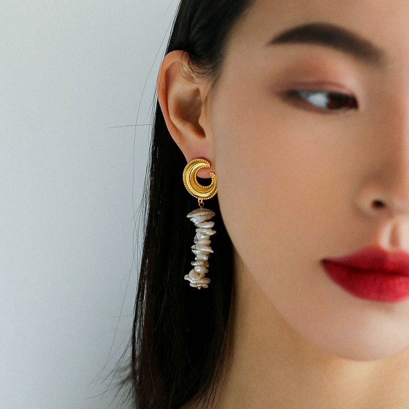 Серебряные серьги с расколотым луной барочным жемчугом для женщин Instagram Модные и персонализированные жемчужные серьги
Серебряные серьги с расколотым луной барочным жемчугом для женщин Instagram Модные и персонализированные жемчужные серьги