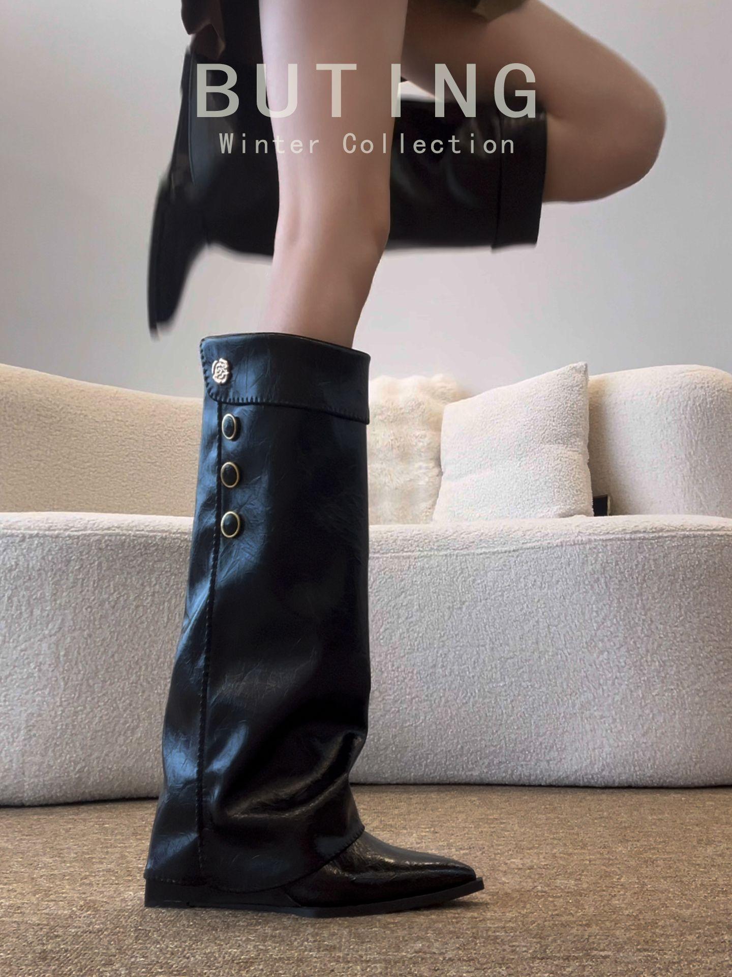 Sheepskin version~ Xiaoxiangfeng pointed toe wedge high locomotive boots 2025 retro but knee trousers knight boots 40 чорний
Sheepskin version~ Xiaoxiangfeng pointed toe wedge high locomotive boots 2025 retro but knee trousers knight boots 40 чорний