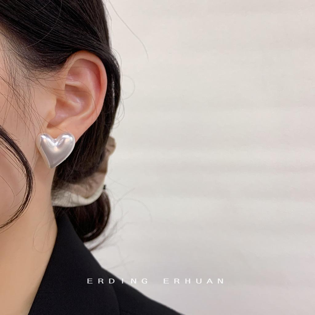 Simple temperament, geometric resin stud earrings, daily versatility, new earrings, women s niche design accessories
Simple temperament, geometric resin stud earrings, daily versatility, new earrings, women s niche design accessories