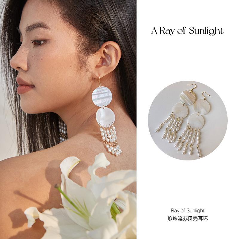 Round shell pearl fringed earrings retro light luxury temperament ear hook fashion versatile high sense earrings women
Round shell pearl fringed earrings retro light luxury temperament ear hook fashion versatile high sense earrings women